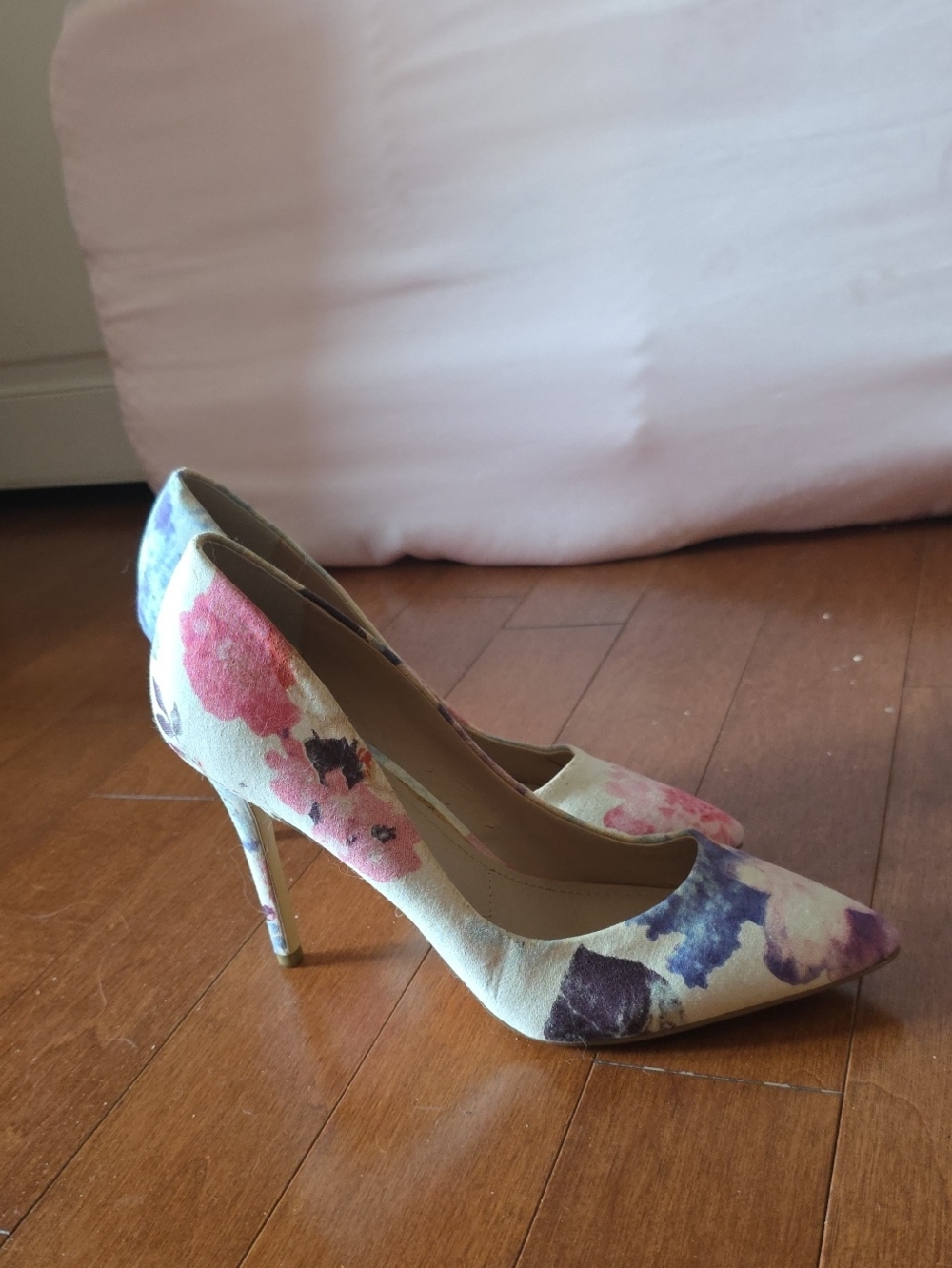 Charles David "Pact" White Multi Floral Pointed Toe Stiletto Pumps NWT Size 8 - Picture 3 of 7
